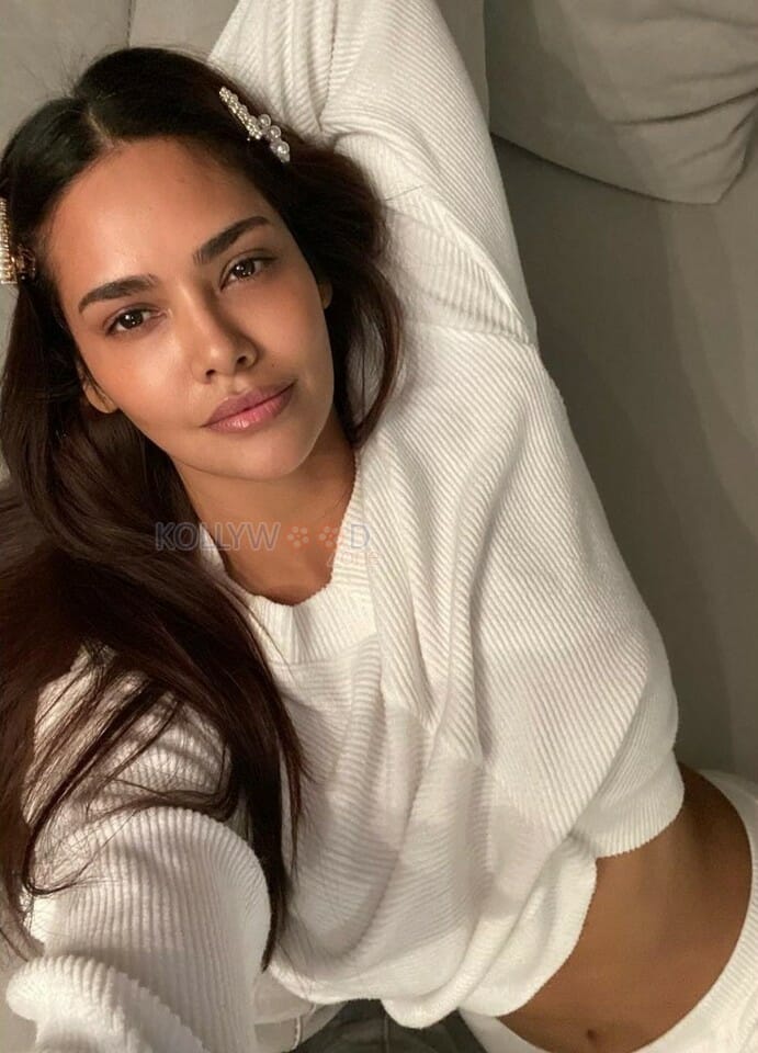 Desi Magic Actress Esha Gupta Sexy Pictures