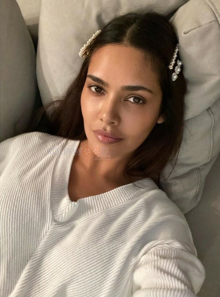 Desi Magic Actress Esha Gupta Sexy Pictures