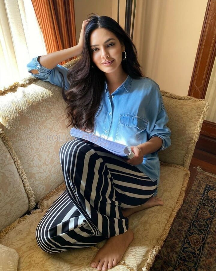 Desi Magic Actress Esha Gupta Sexy Pictures
