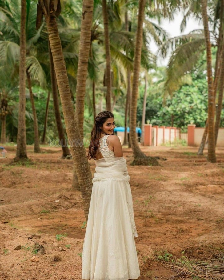 Dreamy Pooja Hegde in a Ivory Chanderi Silk Lehenga Photos 03