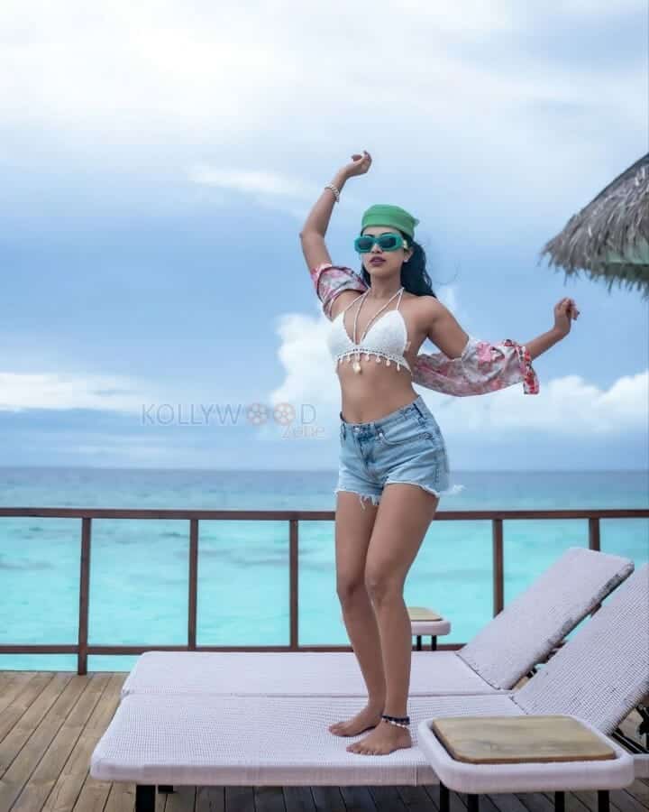 Dusky Actress Amala Paul Sexy Maldives Holiday Photos 02