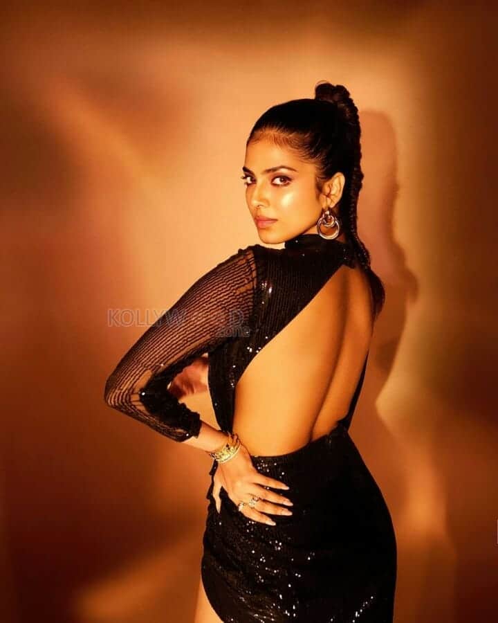 Dusky Hot Malavika Mohanan in Black Thigh Photoshoot Pictures 05