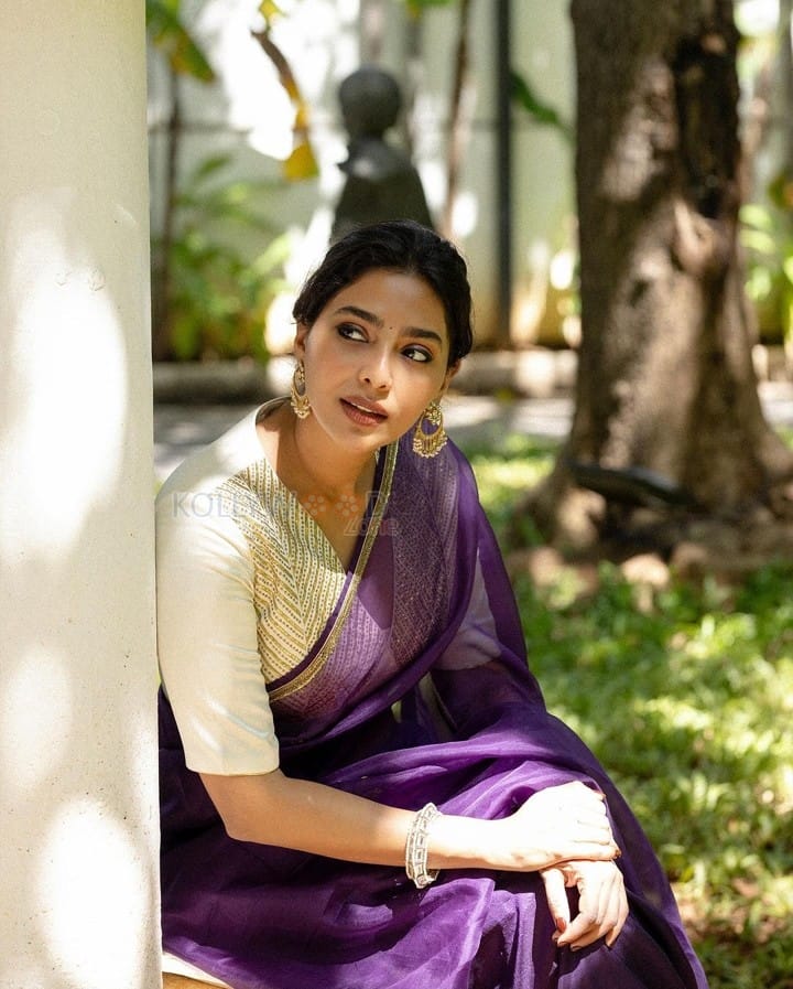 Elegant Aishwarya Lekshmi in a Purple Saree with Cream Blouse Pictures 02
