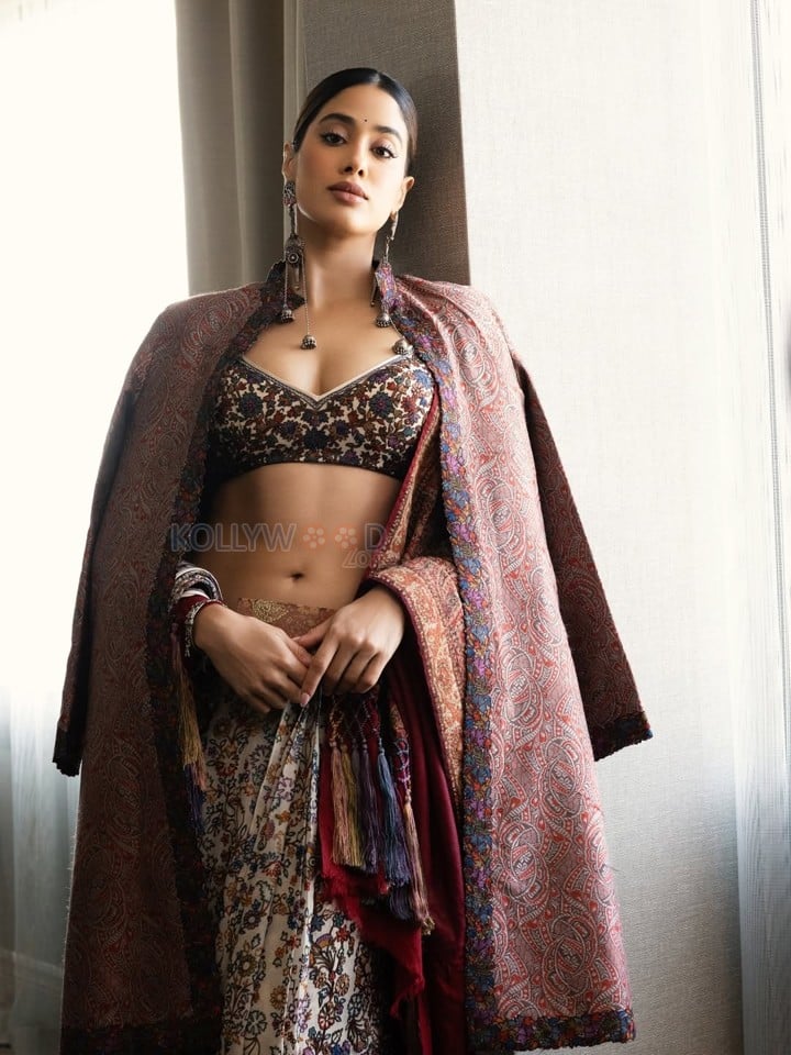 Elegant Janhvi Kapoor in a Beautiful Resham Saree with a Backless Full Sleeve Blouse Photos 02
