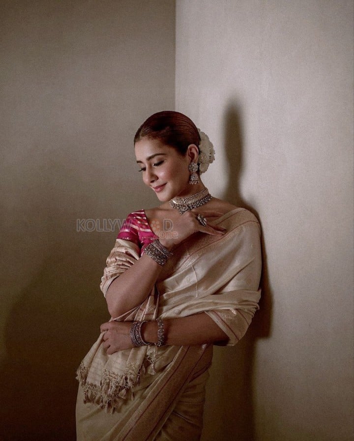 Elegant Raashi Khanna in a Gold Saree with Red Blouse Photos 02