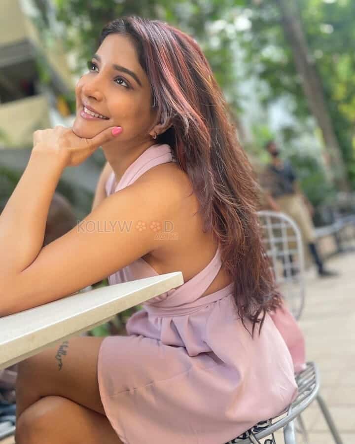 Elegant Sakshi Agarwal Photoshoot Pictures 01