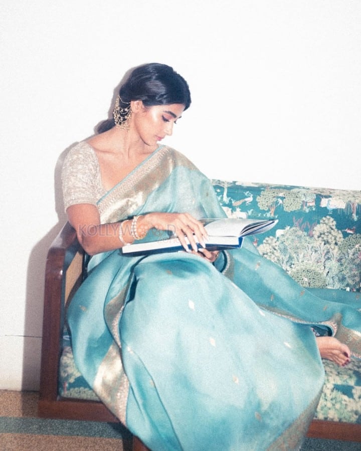 Elegant Vintage Beauty Pooja Hegde in a Sky Blue Paithani Saree Photos 03