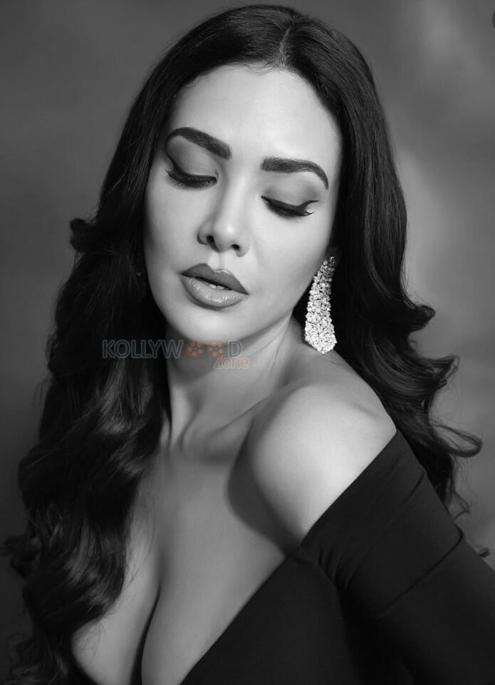 Erotic Esha Gupta Black and White Photoshoot Stills 01