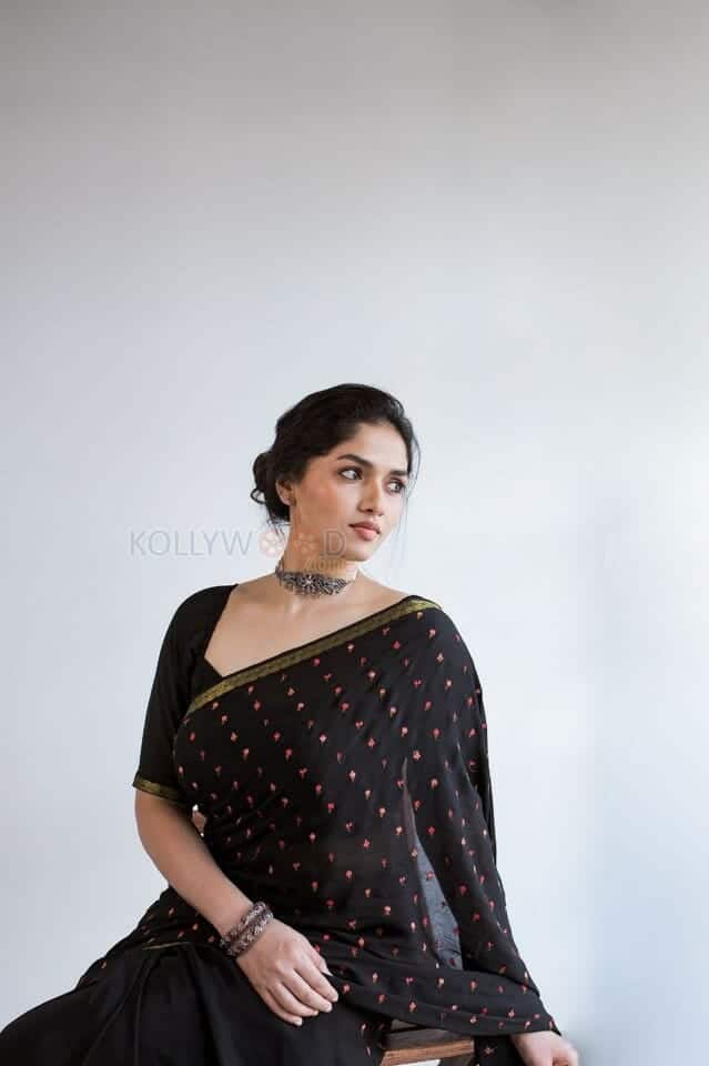 Eye Catching Sunaina in Black Saree Pictures 04