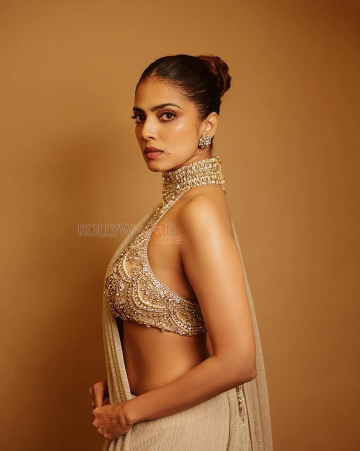 Favourite Star of the Year Malavika Mohanan in a Golden Manish Malhotra Saree with a Shimmery Halter Neck Sleeveless Blouse Pictures 01