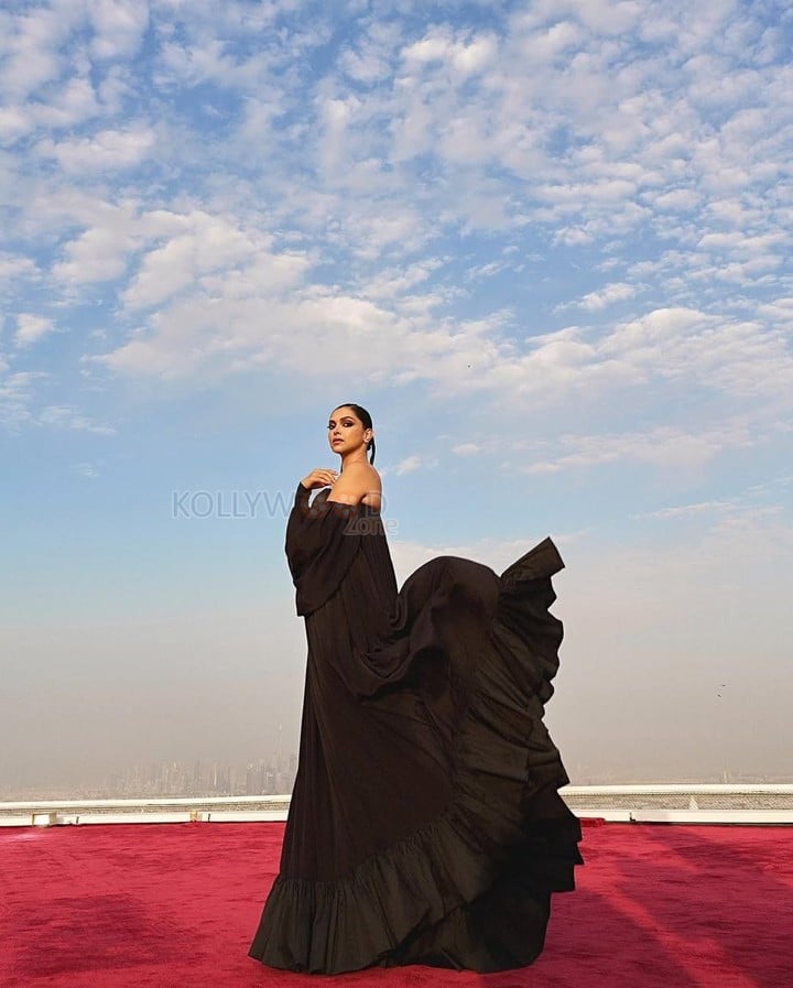 Flawless Deepika Padukone in a Black Gown at Cartier Dubai Event Photos 04