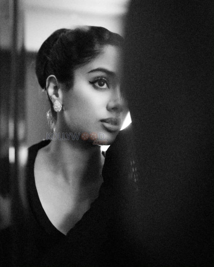 Glam Janhvi Kapoor in a Black Vintage Corset Style Body Hugging Sleeveless Dress Pictures 04