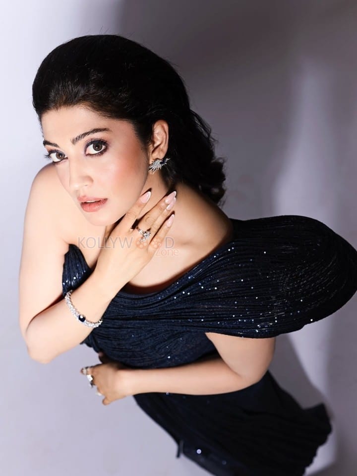 Glam Pranitha Subhash in a Black One Shoulder Gown Photos 03
