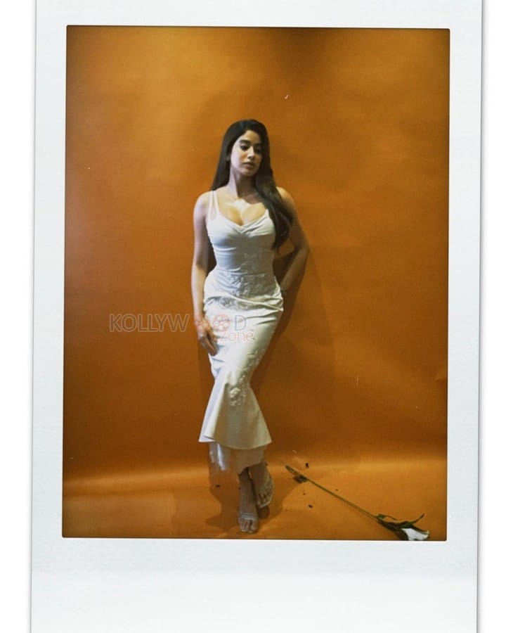 Glamorous Janhvi Kapoor in a White Fish Cut Skin Tight Embroidered Dress Pictures 01
