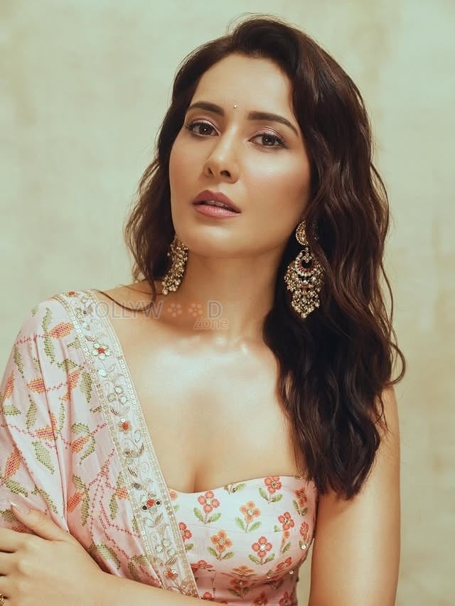 Glamorous Raashi Khanna in a Light Pink Floral Saree with a Bandeau Tube Strapless Blouse Photos 07