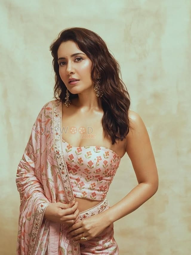 Glamorous Raashi Khanna in a Light Pink Floral Saree with a Bandeau Tube Strapless Blouse Photos 08