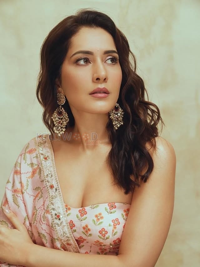 Glamorous Raashi Khanna in a Light Pink Floral Saree with a Bandeau Tube Strapless Blouse Photos 09