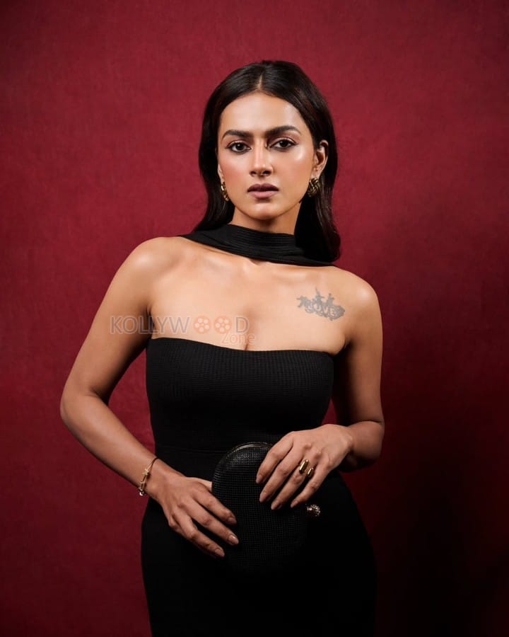 Glamorous Shraddha Srinath in a Stylish Strapless Long Black Dress Pictures 01