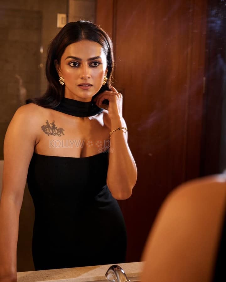 Glamorous Shraddha Srinath in a Stylish Strapless Long Black Dress Pictures 02