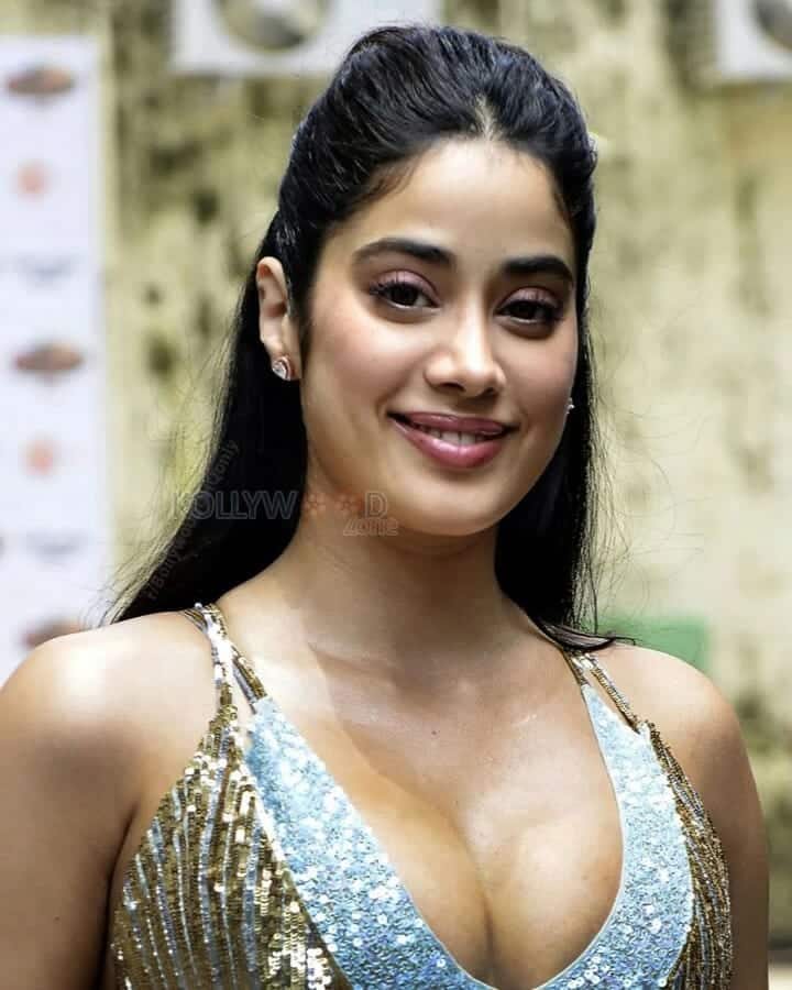 Glamour Body Janhvi Kapoor Sexy Photos 03