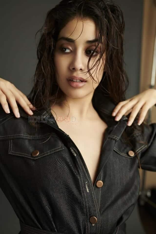 Glamour Body Janhvi Kapoor Sexy Photos 07