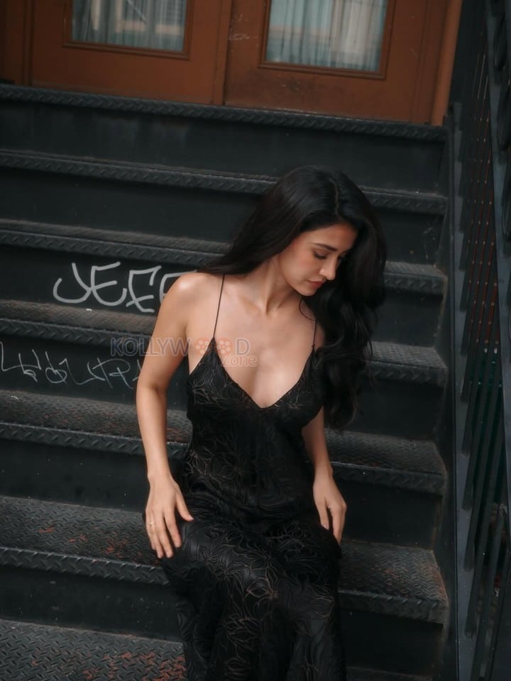 Glamourous Disha Patani in a Black Backless Deep Neck Slip Dress Photos 03