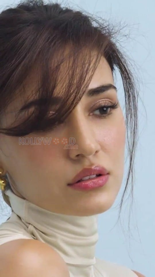 Gorgeous Disha Patani in an Ivory Bodycon Dress Pictures 04