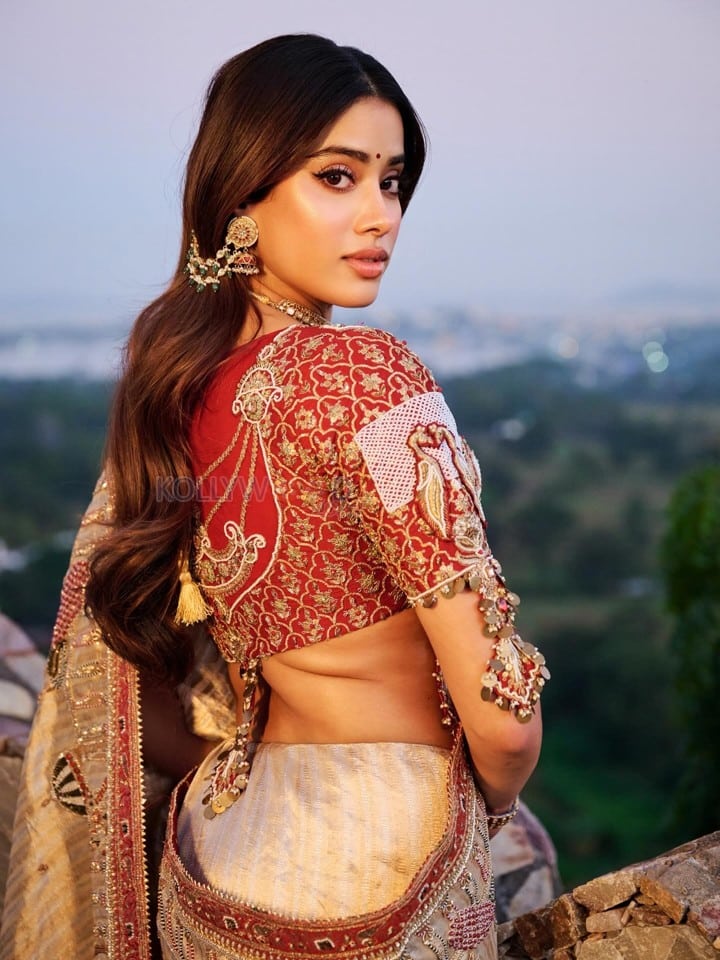 Gorgeous Janhvi Kapoor in a Traditional Saree with an Embroidered Ornate Red Blouse Photos 02