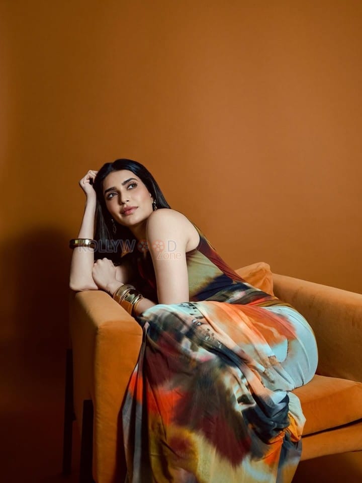 Gorgeous Karishma Tanna in a Stylish Sleeveless Floor Length Bodycon with a Front Cut Out Dress Photos 02