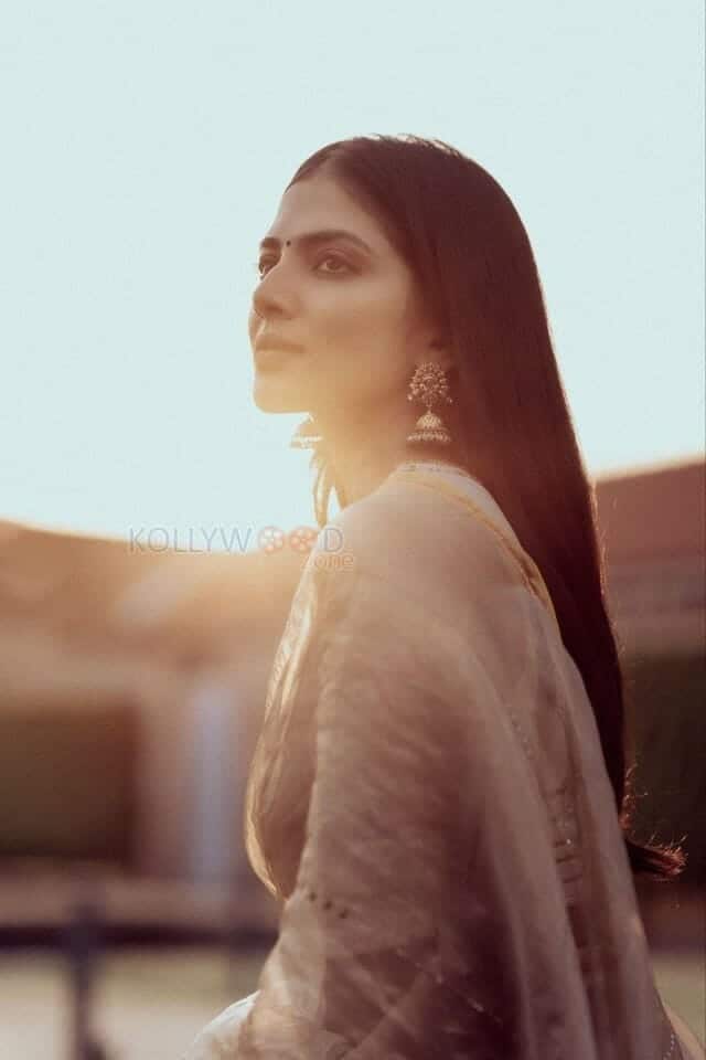 Gorgeous Malavika Mohanan in White Saree Photoshoot Stills 06