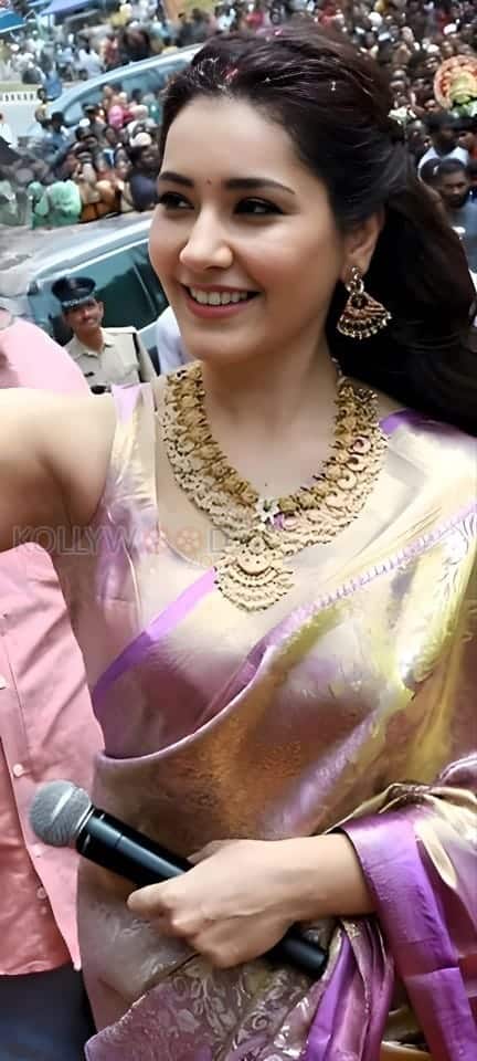 Gorgeous Raashi Khanna Selfie in Silk Saree Photos 01