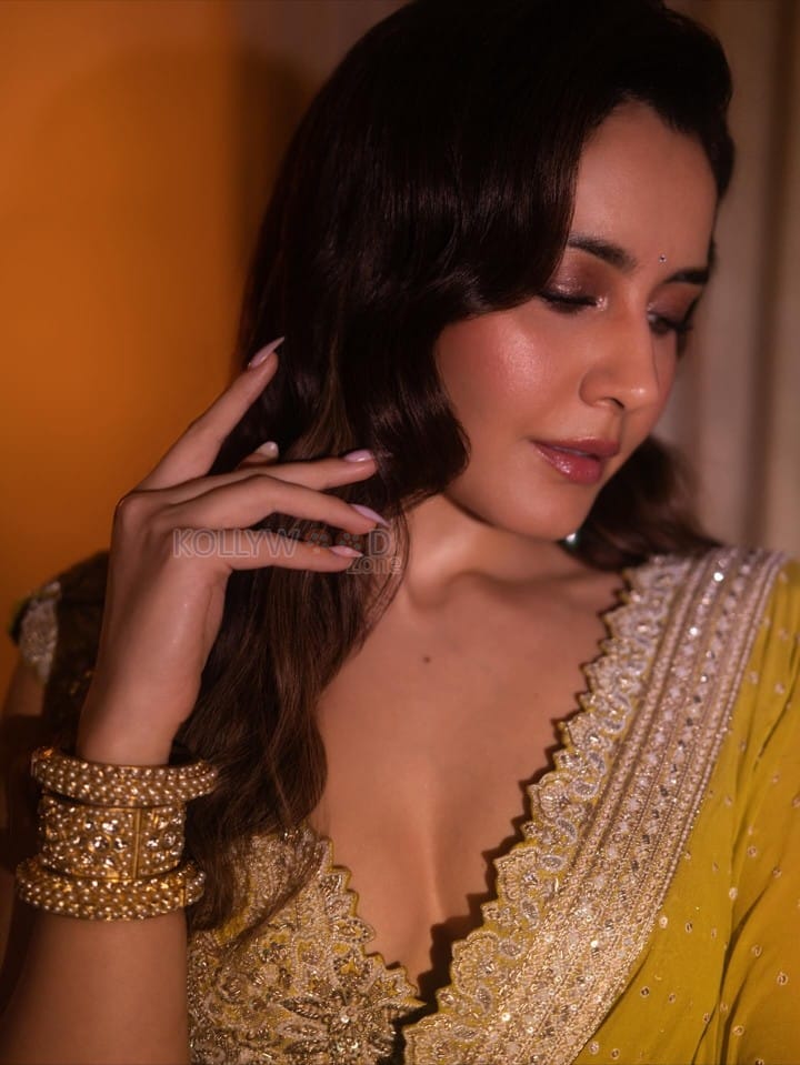 Gorgeous Raashi Khanna in a Mustard Yellow Saree with an Embellished Border and a Golden Embroidered Blouse Pictures 07