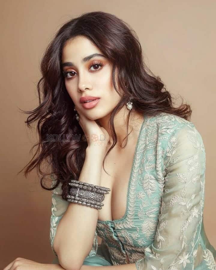 Gorgeous and Attractive Janhvi Kapoor Photoshoot Pictures 02