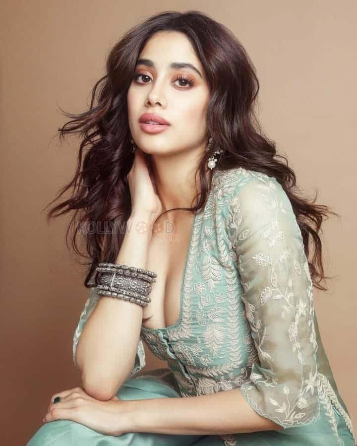 Gorgeous and Attractive Janhvi Kapoor Photoshoot Pictures 03