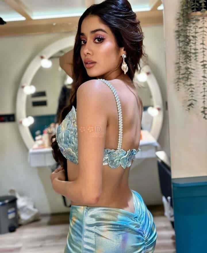 Gorgeous and Sexy Janhvi Kapoor Modern Pictures 02