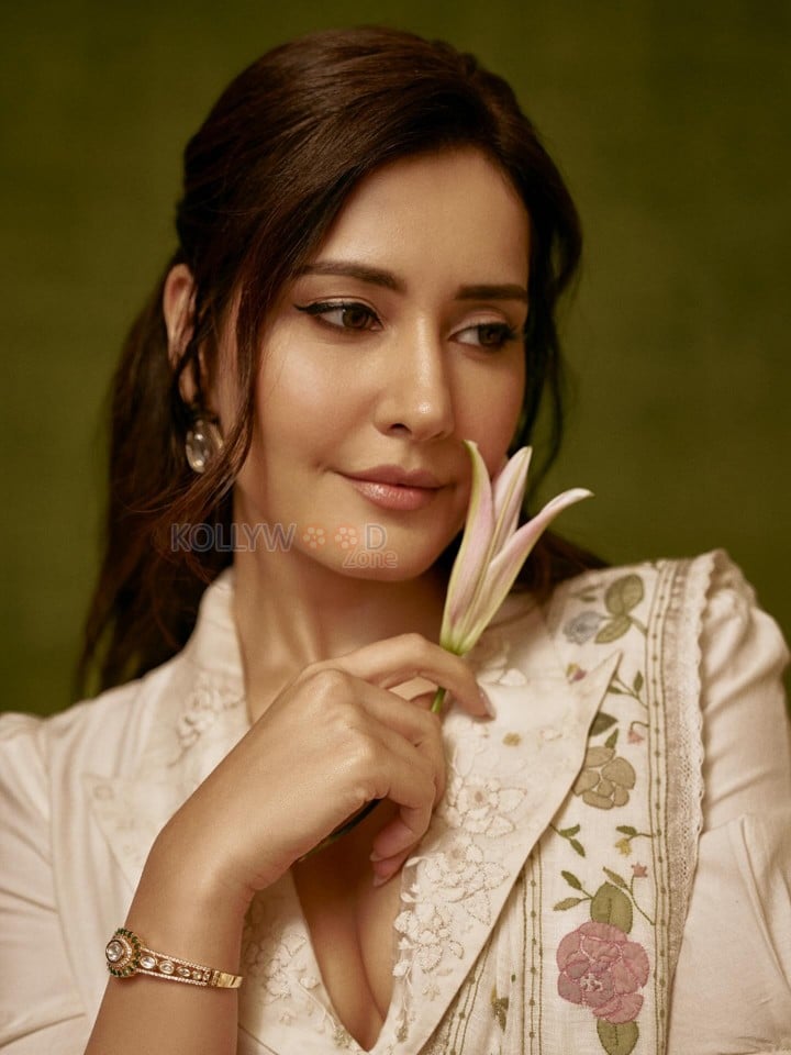 Graceful Raashi Khanna in an Ivory Linen Saree with Floral Embroidery with Puff Sleeve Blouse Photos 04