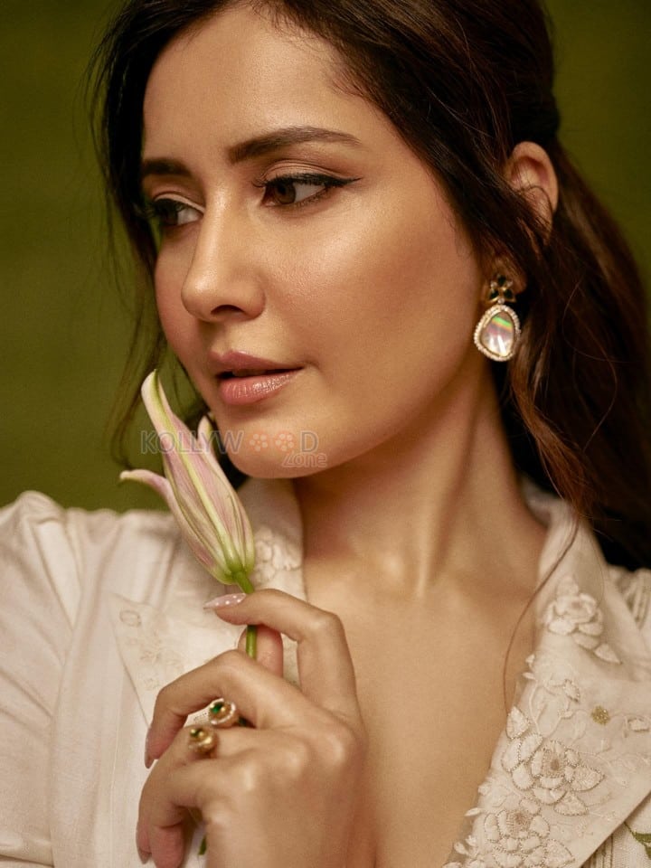 Graceful Raashi Khanna in an Ivory Linen Saree with Floral Embroidery with Puff Sleeve Blouse Photos 06