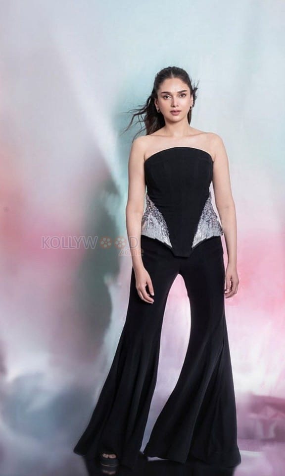 Heeramandi Actress Aditi Rao Hydari in a Black Corset Peplum Top with a Flared Trousers Photos 07