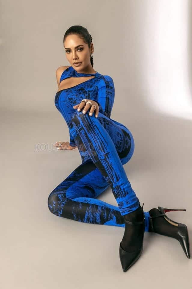 Hera Pheri 3 Actress Esha Gupta Photoshoot Pictures 01