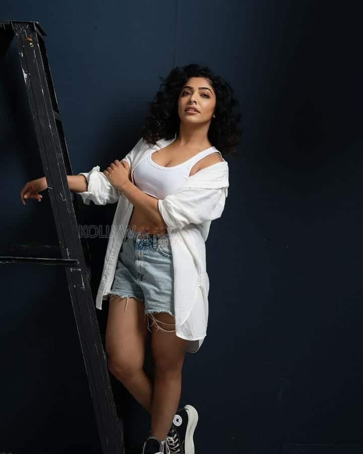 Heroine Rima Kalingal in a White Sports Bra and Denim Shorts Photoshoot Pictures 06