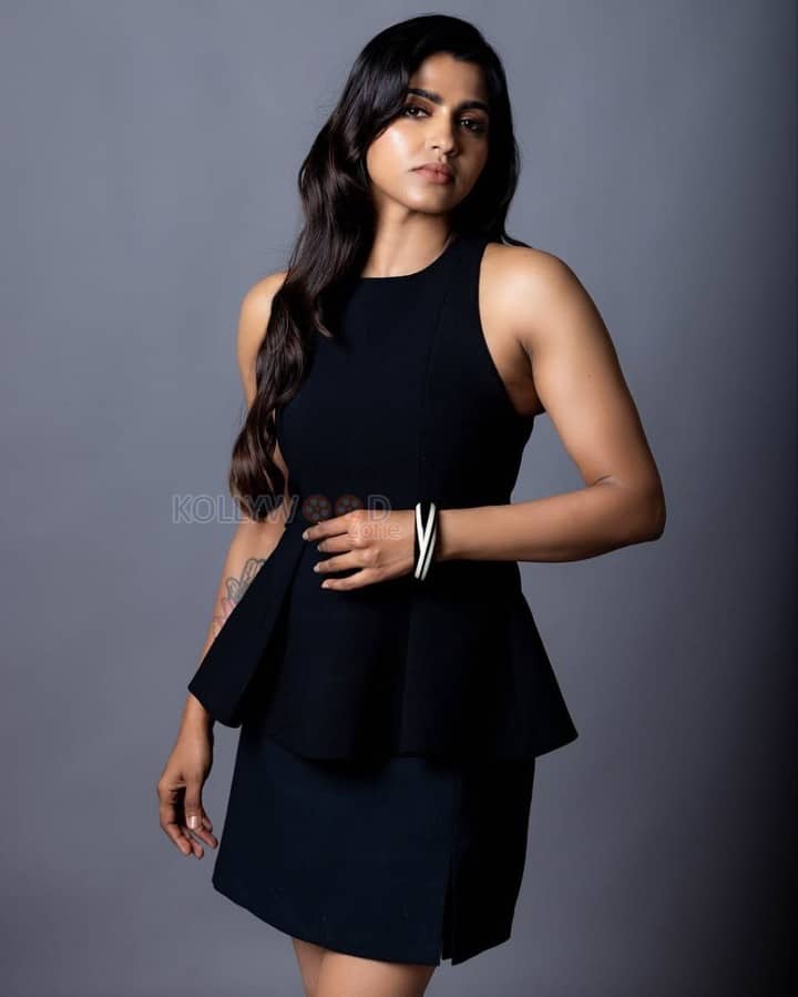 Heroine Sai Dhanshika in a Black Sleeveless Mini Skirt Photos 01