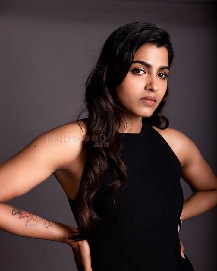 Heroine Sai Dhanshika in a Black Sleeveless Mini Skirt Photos 06