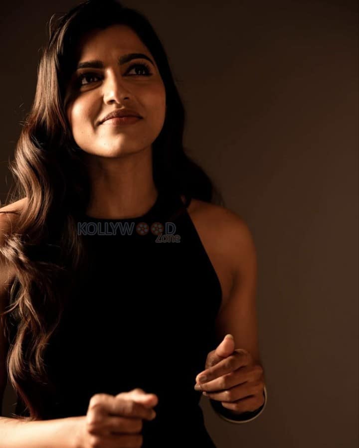 Heroine Sai Dhanshika in a Black Sleeveless Mini Skirt Photos 07