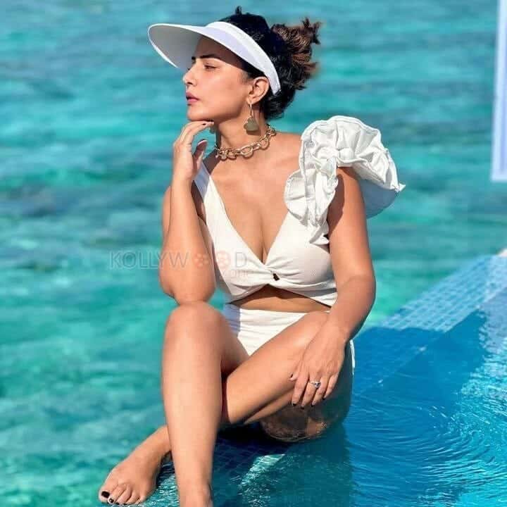 Hina Khan Glam Swimsuit Photoshoot Pictures 04