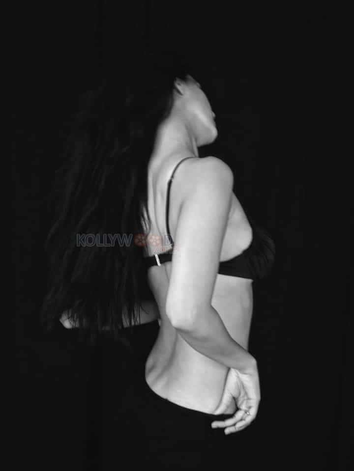 Hot Disha Patani in a Black Bralette and Long Skirt Pictures 01