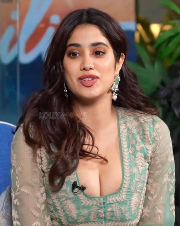 Hot Janhvi Kapoor Cleavage Show Pictures 03