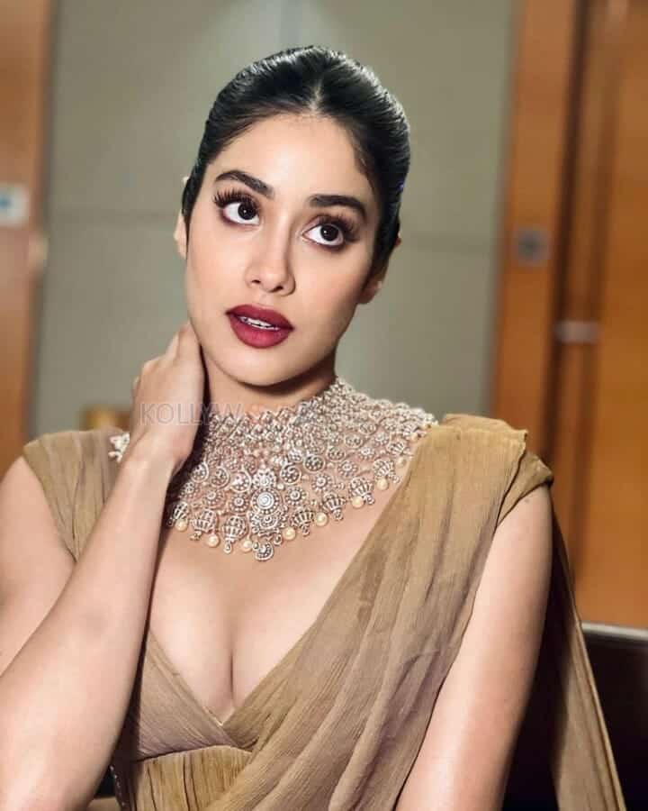 Hot Janhvi Kapoor Showing Big Cleavage in a Beige Color Saree Pictures 01