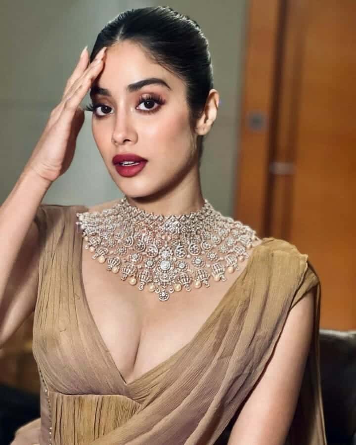 Hot Janhvi Kapoor Showing Big Cleavage in a Beige Color Saree Pictures 02