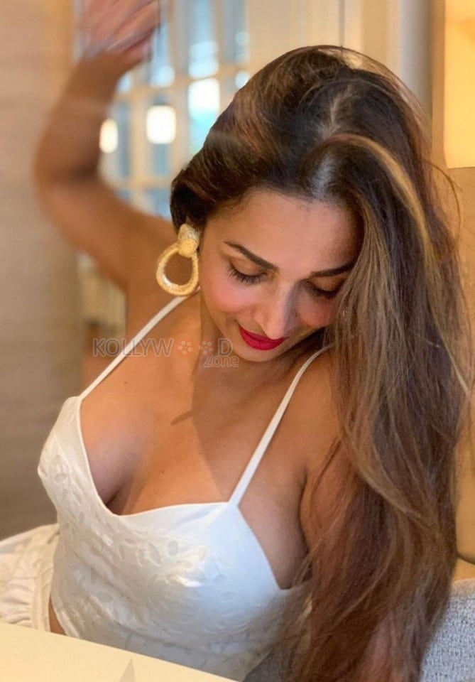 Hot Malaika Arora Cleavage in White Photo 01