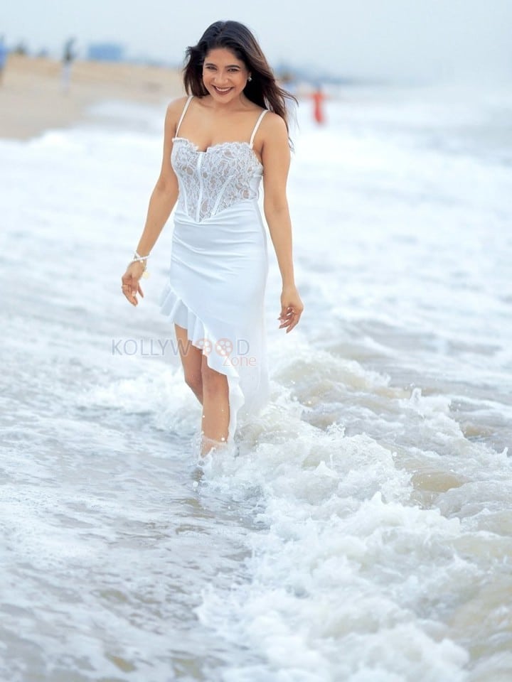 Hot Sakshi Agarwal in a White Sleeveless Lace Maxi Dress Pictures 07